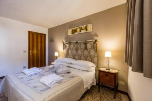 Кровать или кровати в номере Venice and Venice Apartments - private rooms in shared apartment