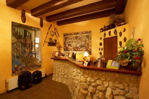 un bar en una habitación con una pared de piedra en Globtroter Guest House, en Cracovia