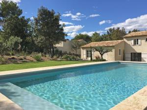 EyraguesにあるModern holiday cottage with swimming pool and close to beautiful Saint Remy de Provenceの家の前のスイミングプール