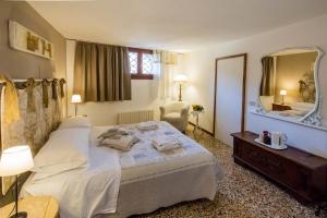 Posteľ alebo postele v izbe v ubytovaní Venice and Venice Apartments - private rooms in shared apartment
