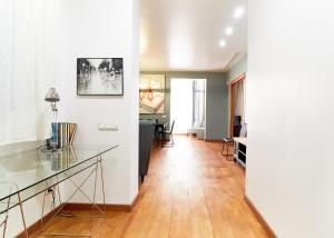 a kitchen and living room with a glass table at Alcam Plaza Cataluña in Barcelona