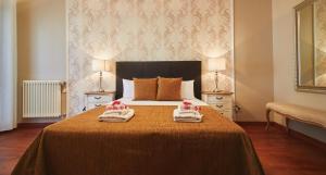 a bedroom with a bed with two towels on it at Alcam Plaza Cataluña in Barcelona