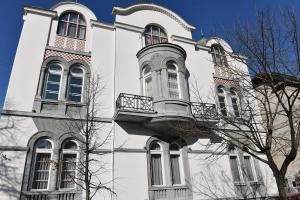 un edificio blanco con un balcón en el lateral. en Apartments Srbija, en Belgrado