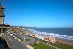 Blick auf eine Straße mit Strand und Meer in der Unterkunft Riviera Guesthouse in Whitby