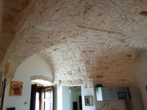 a room with a stone ceiling in a building at A' Puteja in Ceglie Messapica