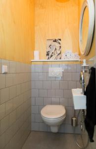 een badkamer met een toilet en een wastafel bij VeenkadeBnB in Den Haag