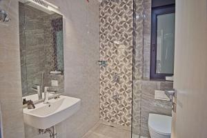 bagno con lavandino e doccia di New Hotel a Sarajevo