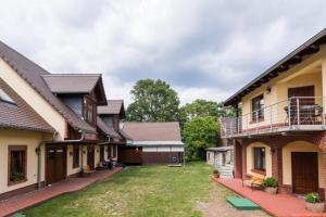 a view of the courtyard of a house at Gasthof zum Slawen in Vetschau