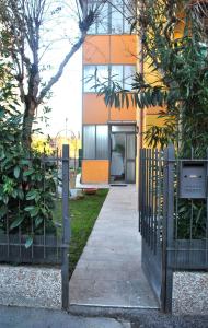 een hek voor een huis met een gebouw bij Agli Ospedali in Padua