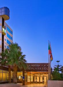 un hotel con palmeras frente a un edificio en Playasol Aquapark & Spa Hotel, en Roquetas de Mar