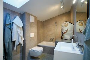 ein Badezimmer mit einem WC, einer Badewanne und einem Waschbecken in der Unterkunft Ferienhaus Schmidl in Heiligenblut