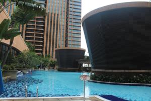 uma grande piscina numa cidade com edifícios altos em Best Apartment at Times Square em Kuala Lumpur