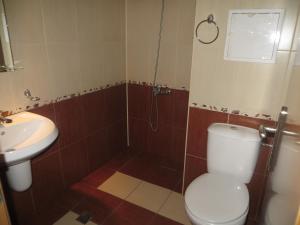 La salle de bains est pourvue de toilettes et d'un lavabo. dans l'établissement Апартамент Зорница, à Bourgas