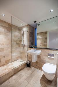 uma casa de banho com um WC, um lavatório e um chuveiro em KSpace @ The Sinclair Building em Sheffield