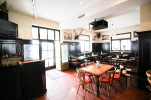 - une salle à manger avec une table et des chaises en bois dans l'établissement Jagerhof, à Garching bei München