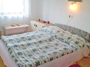 バラトンフェニヴェシュにあるHoliday Home Picea by Interhomeのベッド(布団付)が備わる客室です。