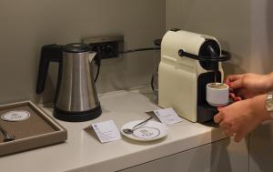 Comodidades para preparar café e chá em Fer Hotel