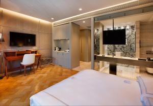 Uma TV ou centro de entretenimento em Fer Hotel