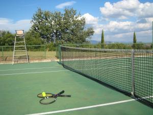Tenis a/nebo squash v ubytování Fontelunga Hotel & Villas nebo okolí