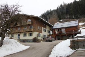 ein Auto, das vor einem Gebäude im Schnee parkt in der Unterkunft Laberer by Schladmingurlaub in Schladming