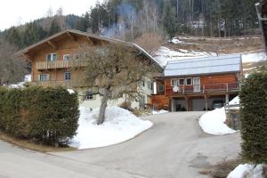 ein Blockhaus im Schnee mit Einfahrt in der Unterkunft Laberer by Schladmingurlaub in Schladming