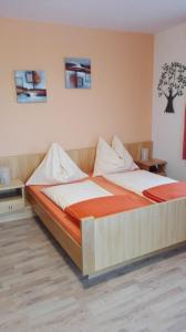 Łóżko lub łóżka w pokoju w obiekcie Pension Barzaunerhof