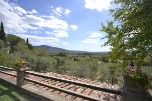 een uitzicht vanuit de tuin van een huis bij Appartamento Valentina in Cortona