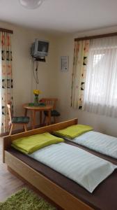Łóżko lub łóżka w pokoju w obiekcie Pension Barzaunerhof