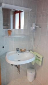 łazienka z umywalką i toaletą w obiekcie Pension Barzaunerhof w mieście Fresach