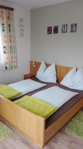 Ένα ή περισσότερα κρεβάτια σε δωμάτιο στο Pension Barzaunerhof