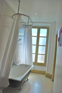 y baño con bañera y cortina de ducha. en Apartment Carnot en Carcasona