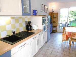 una cocina con fregadero y encimera en Maisonnette Kristell, en Sarzeau