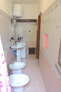 カステル・ディ・トゥーザにあるCasa Jomeryのバスルーム(白いトイレ、シンク付)