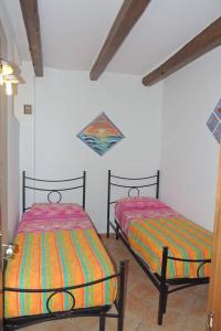 カステル・ディ・トゥーザにあるCasa Jomeryのベッド2台が隣同士に設置された部屋です。
