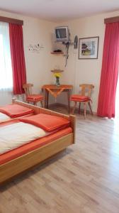 Łóżko lub łóżka w pokoju w obiekcie Pension Barzaunerhof