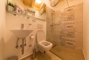 een badkamer met een toilet, een wastafel en een douche bij Apartments Casa Vecchia in Rovinj