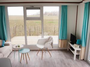 NoordstroeにあるHoliday Home Wiringherlant-8のリビングルーム(ソファ、大きな窓付)