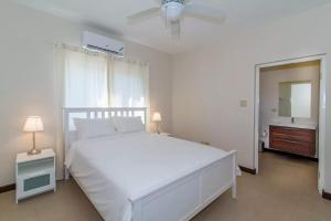 Katil atau katil-katil dalam bilik di Luxury 2BR Home facing Beach w/Pool Montego Bay #4 +41 gambar