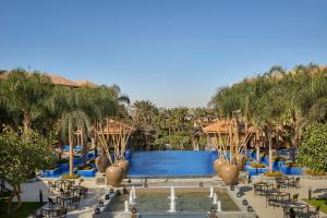 Swimmingpoolen hos eller tæt på Dusit Thani LakeView Cairo