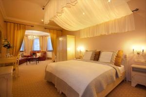 Postel nebo postele na pokoji v ubytování Wellness Hotel Zlatá Lípa