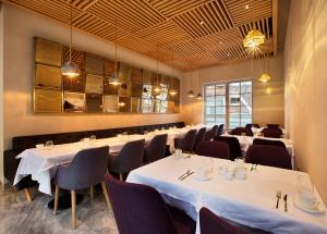Um restaurante ou outro lugar para comer em Fer Hotel