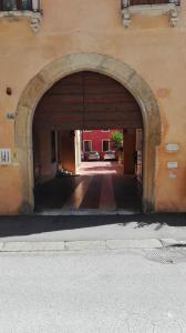 ヴィチェンツァにあるMini Contrà San Pietroのアーチ型の建物の入口