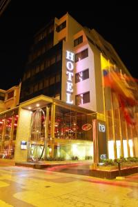 un edificio de hotel con un cartel en él por la noche en Hotel Ankara, en Viña del Mar