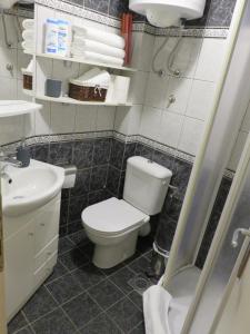 łazienka z toaletą i umywalką w obiekcie Apartment Sunrise w Korčuli +23 zdjęcia