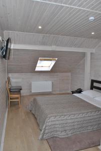 ein Schlafzimmer mit einem Bett und einem Dachfenster in der Unterkunft Hermes in Schytomyr