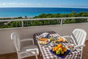 uma mesa com comida e vista para o oceano em Hamilton Court em Santo Tomás