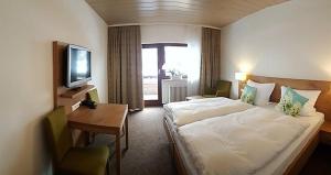 Postel nebo postele na pokoji v ubytování Hotel Schiff Nagold
