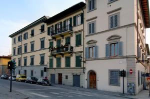 フィレンツェにあるTerrazze Soderini 25の車が通りを通った建物