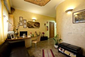 a living room with a couch and a desk in a room at B&B La Porta in Rome