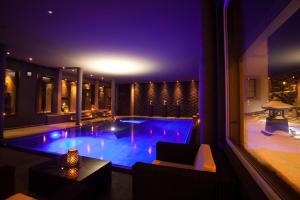 uma grande piscina numa casa à noite em Wellness Hotel Zlatá Lípa em Děčín